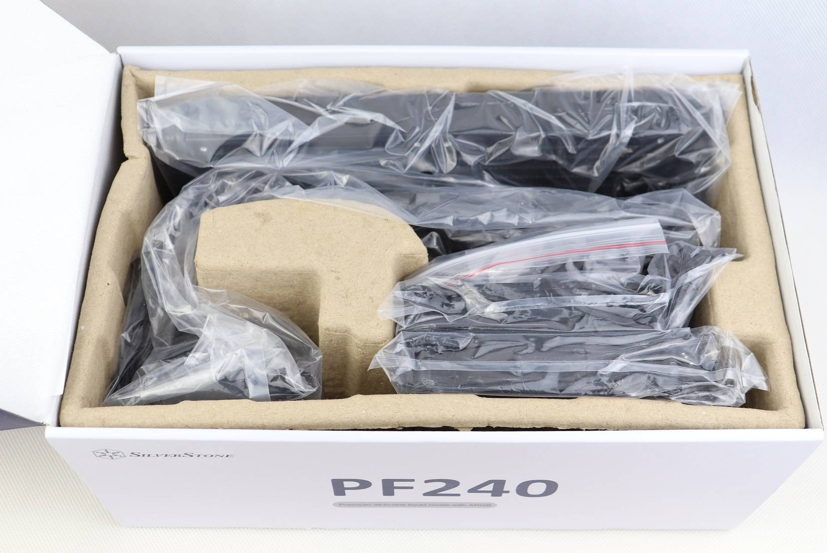 SilverStone Permafrost PF240-ARGB一體式水冷散熱器